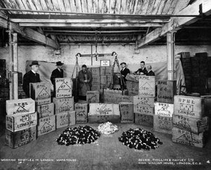 Arbejder med børster i et lager, London, 1938 af Unbekannt