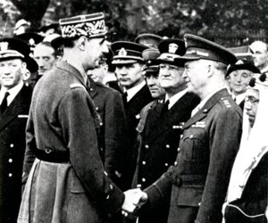 Anden verdenskrig: De Gaulle hilser på Eisenhower, 1944 af Unbekannt