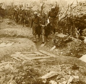 Sårede franske infanterister ankommer til Chateau dEsnes, Verdun, Nordfrankrig, 1916 af Unbekannt