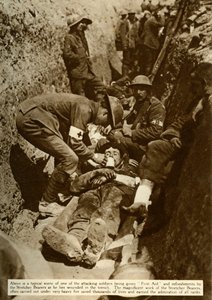 Såret soldat bliver behandlet i skyttegravene, Slaget ved Somme, Første Verdenskrig, 1916, 1935. af Unbekannt