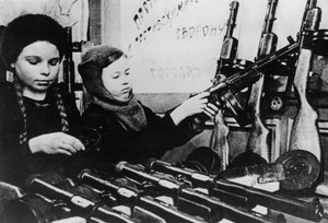 Unge piger samler maskingeværer på en russisk fabrik, 1943 af Unbekannt