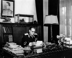 Den jugoslaviske leder marskal Josip Broz Tito på hans kontor, Beograd, Jugoslavien, c1946-c1947. af Unbekannt
