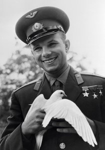 Yuri Gagarin, russisk kosmonaut, c1963-c1964 af Unbekannt
