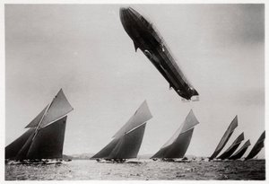 Zeppelin LZ11 Viktoria Luise under flugten under Kiel Regattaen, Tyskland, 1912 1933 af Unbekannt