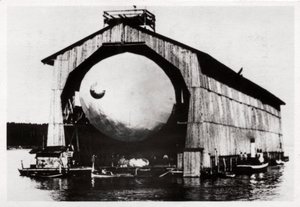 Zeppelin LZ1 i en flydende bøjle i Manzell, Friedrichshafen, Tyskland, 1900, 1933 af Unbekannt