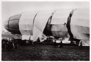 Zeppelin LZ2 efter dens ødelæggelse, 1906 1933 af Unbekannt