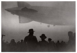 Zeppelin LZ 126 stigende i tåge, c1924-1933 1933 af Unbekannt