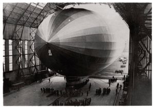 Zeppelin LZ 127 Graf Zeppelin ind i sin hangar, 1933 af Unbekannt