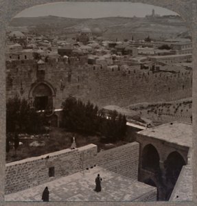Zion Porten. Oliebjerget og Scopusbjerget i det fjerne, c1900 af Unbekannt