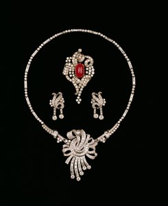 Art Deco diamantsmykker: baguette diamantbrochevedhæng, cabochon rubin og diamantrullebroche, diamantvedhængsøreringe af Unbekannt Unbekannt
