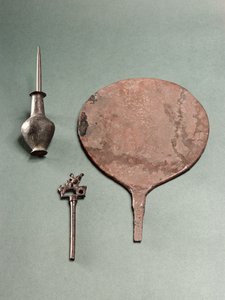 Kobberhårnål, collyriumstang med potte og spejl, Mohenjodaro, 2300-1750 f.Kr.