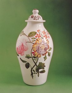 Dækket uigennemsigtig hvid glaskrukke af kinesisk potiche form, ca. 1760