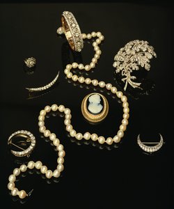 Fire victorianske diamantbrocher; udskåret oval cameo; kulturperlestreng af Unbekannt Unbekannt