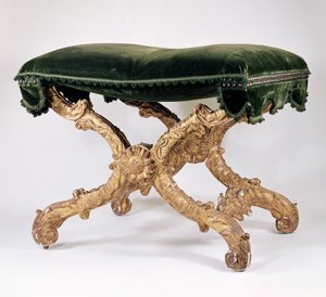 French Regency (1700-1720) X-ramme skammel, af forgyldt træ med polstret sæde, blade og flammemotiv, solsikke ved kryds