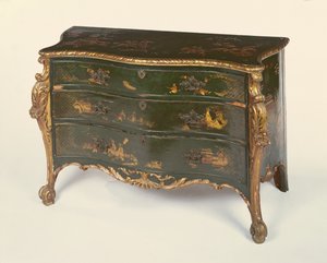 Grønlakeret og pakkeforgyldt serpentinkommode i stil med Thomas Chippendale af Unbekannt Unbekannt