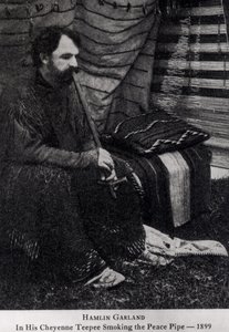 Hamlin Garland i sin Cheyenne tipi ryger en fredspibe, fra 