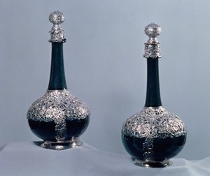 Par vinflasker monteret i sølv, 1689