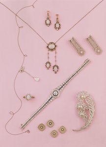Udvalg af edvardianske og art deco-smykker: opal øreringe og vedhæng; diamant neglige vedhæng; struds fane broche; diamant og onyx manchetknapper og nitter af Unbekannt Unbekannt