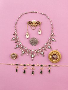 Udvalg af victorianske smykker: turmalin og split-perlehalskæde; oval broche med rosensleben diamant; opal og diamant halskæde; cabuchon ametyst stjerne broche; Essex krystal af snerrende tiger af Unbekannt Unbekannt