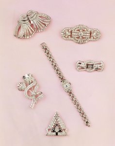 Udvalg af diamantsmykker: baguette og marquise-formet diamantspraybroche; Art Deco diamant klip; panel diamant broche; dameur med aflangt urkasse af Unbekannt Unbekannt