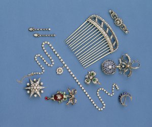 Udvalg af diamantsmykker: hårkam; gradueret collet halskæde; safir halvmåne broche; emalje karbunkel vedhæng; fob ur; stjerne broche af Unbekannt Unbekannt