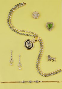 Udvalg af smykker: Art Deco-stil kulturperlehalskæde med gule og blå safirer; diamant- og perlevedhængsøreringe; opal og rose diamant klynge stjerne broche; rosen diamant puddel broche af Unbekannt Unbekannt