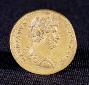 Sestertius af Hadrian fra Newcastle Upon Tyne, 132 A.D. Viser buste af Hadrian som en sejrrig kommandør