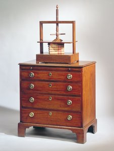 Lille kommode af mahogni af Sheraton, ca. 1790 overvundet af bogpresse af mahogni