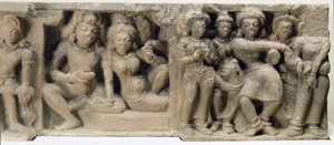 Stenudskæring af elskere, der nyder en danseforestilling, fra Dasavatara-templet, Deogarh, MP, 5. århundrede