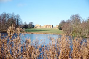 Udsigt fra husets sø, bygget af Sir John Vanbrugh (1664-1726) og park anlagt af Capability Brown