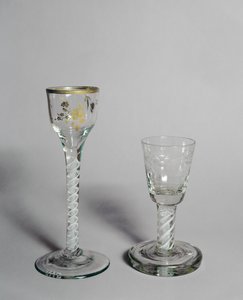 Vinglas med forgyldt dekoration, brændeglasskål og uigennemsigtig snoet stilk, ca. 1760