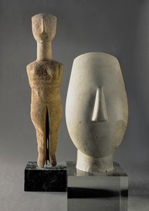 (Lto R) Figur med krydsede arme, kykladisk; hoved af en kvinde, fragment af en statue, fra Keros, tidlig kykladisk II periode ca. 2700-2400 f.Kr. (marmor) af Unbekannt