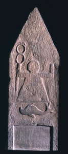 00357 Votivstele forestillende Tanit, gudinde af Karthago, der holder en caduceus med en delfin og en inskription nedenfor, fønikisk, fra Tophet El-Horfa, Algeriet, 2.-1. århundrede f.Kr. (kalksten) af Unbekannt