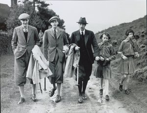 10. hertug med sine fire børn, Billy, Andrew, Anne og Elizabeth i Bolton Abbey, ca. 1938 (s/h-foto) af William M. Timlin