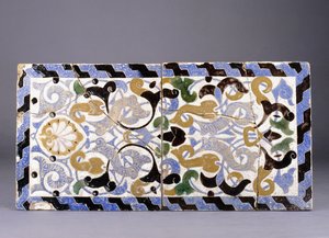 Et Nasrid-dynastiets keramik cuerda seca flisepanel, med et design af sammenflettede arabesker og palmetter, slutningen af det 14. eller 15. århundrede af Unbekannt