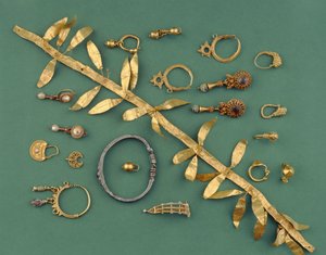 En samling af hellenistiske, byzantinske og romerske smykker, herunder et bladgulddiadem, et østlig middelhavssølvarmbånd, halvmånevedhæng og en guldfibula, der spænder fra det 3. til det 1. århundrede e.Kr. (guld, sølv) af Unbekannt