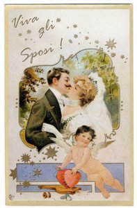 Et par nygifte kysser hinanden. "Længe leve ægteparret" Postkort fra omkring 1901. af Unbekannter Künstler