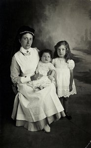 En "sygeplejerske" poserer med børn i 1920