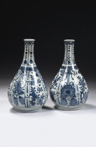 Et par kinesiske blå og hvide "kraak porselein" flaskevaser, Wanli-perioden, 1573-1619 af Unbekannt