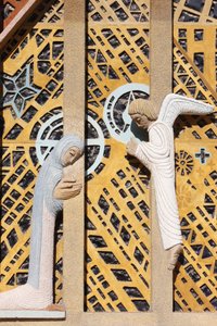Bebudelsesskulptur i Notre-Dame de Consolation kirke designet af Raymond Vaillant, Hyeres, Frankrig af Unbekannt