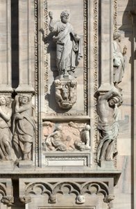 Arkitektur: statue af Sankt Lukas (1811) og lavt relief, der repræsenterer englens udseende for Samsons mor (1659). Detalje af facaden af katedralen (kuppel eller duomo) i Milano Italien af Unbekannt