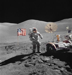 Astronaut Eugene Cernan går mod LRV under EVA af Unbekannt