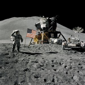 Astronaut Jim Irwin hylder det amerikanske flag under Apollo 15-missionen af Unbekannt