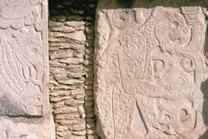 Basrelief, der forestiller jaguarer, der trækker menneskehjerter ud fra ofre (sten) af William M. Timlin