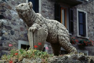 Bjørnestatue, Bjørnepladsen, Schilpario, Lombardiet, Italien af Benjamin Baud
