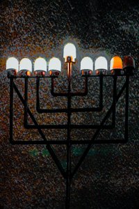 Big Synagogue Menorah, 2018 (käsin maalattu valokuva) af Unbekannter Künstler