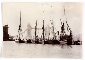 Både fortøjet ved Tower Bridge af Unbekannt