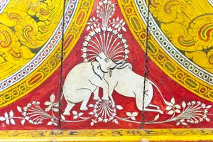 buddhistisk maleri på træ; optisk illusion; elefant og ko med kun ét hoved; Dowa-templet; sten tempel; Bandarawela; Badulla-provinsen; Uva-provinsen; Sri Lanka; Asien af Unbekannt