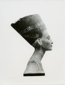 Buste af dronning Nefertiti, sidebillede, kopi af buste i Aegyptisches Museum, SMPK, Berlin (malet kalksten) (s/h foto) (se også 114018-20) af Unbekannt