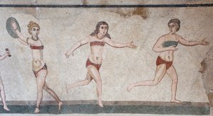 Chamber of the Ten Maidens eller mosaikken af "Bikini-pigerne". Generelt overblik over det øverste panel: vægt, skivekast og løb. 3. - 4. århundrede. Romersk villa i Casale, Sicilien. UNESCO-sted. af William M. Timlin